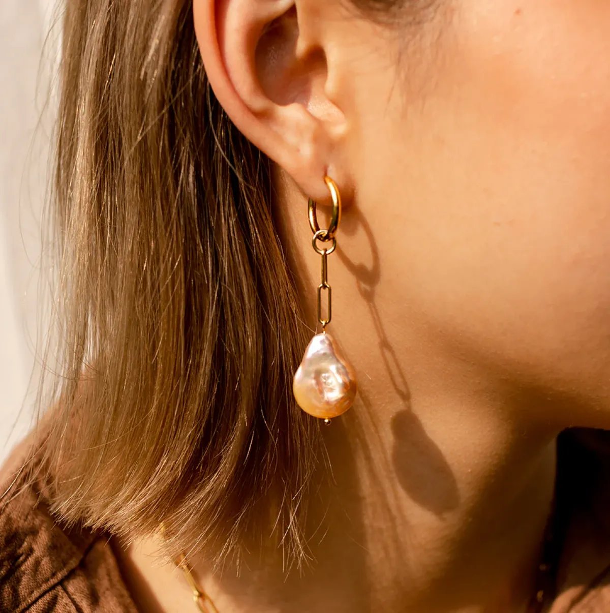 Avaimenperät|Korut>MAMAkoru Coin Pearl Earrings with chain - Golden