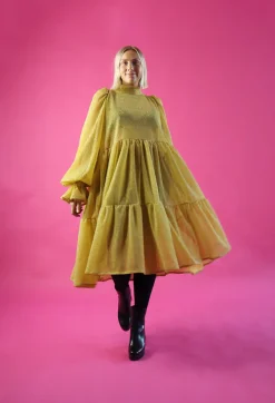 Hameet & Mekot>Miia Halmesmaa Dishy Dress Rusettikauluksella - Glitter Kulta M/L