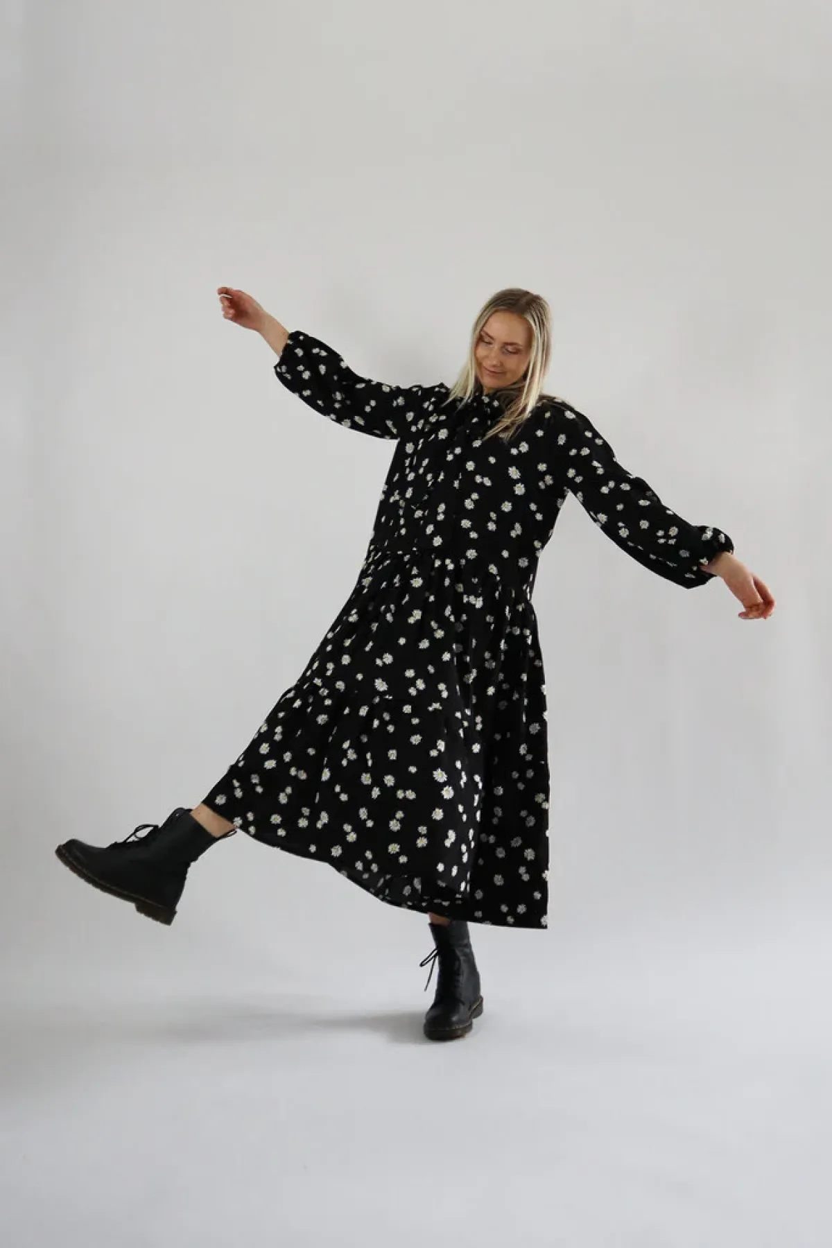 Hameet & Mekot>Miia Halmesmaa Flowy Dress Long - Daisy Black