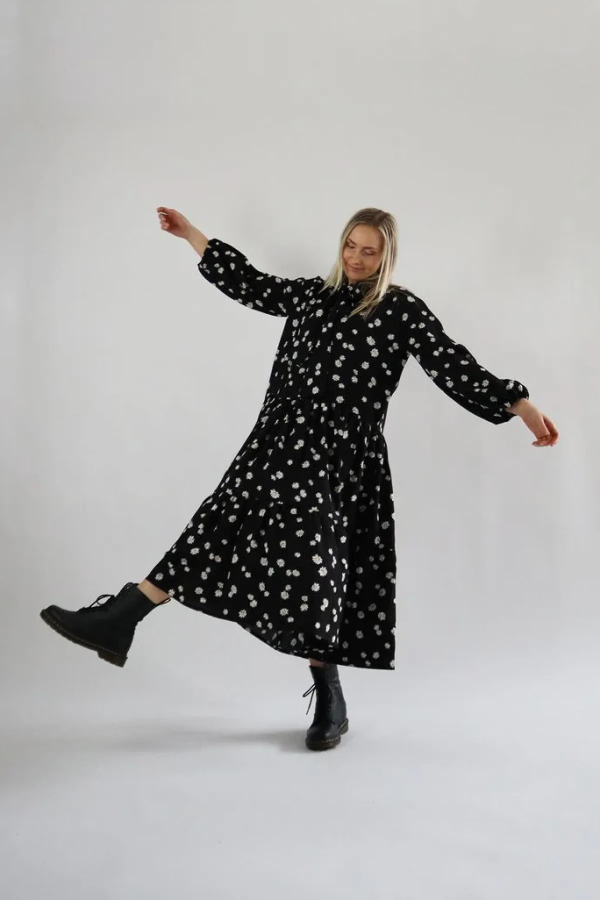Hameet & Mekot>Miia Halmesmaa Flowy Dress Long - Daisy Black