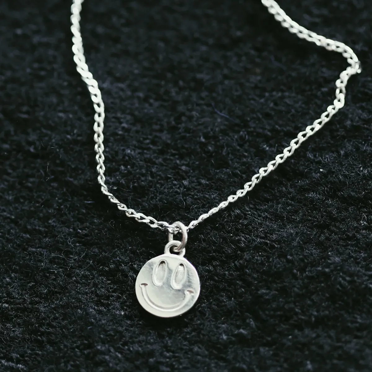 Avaimenperät|Korut>Laura Vartio Mini Smiley Pendant