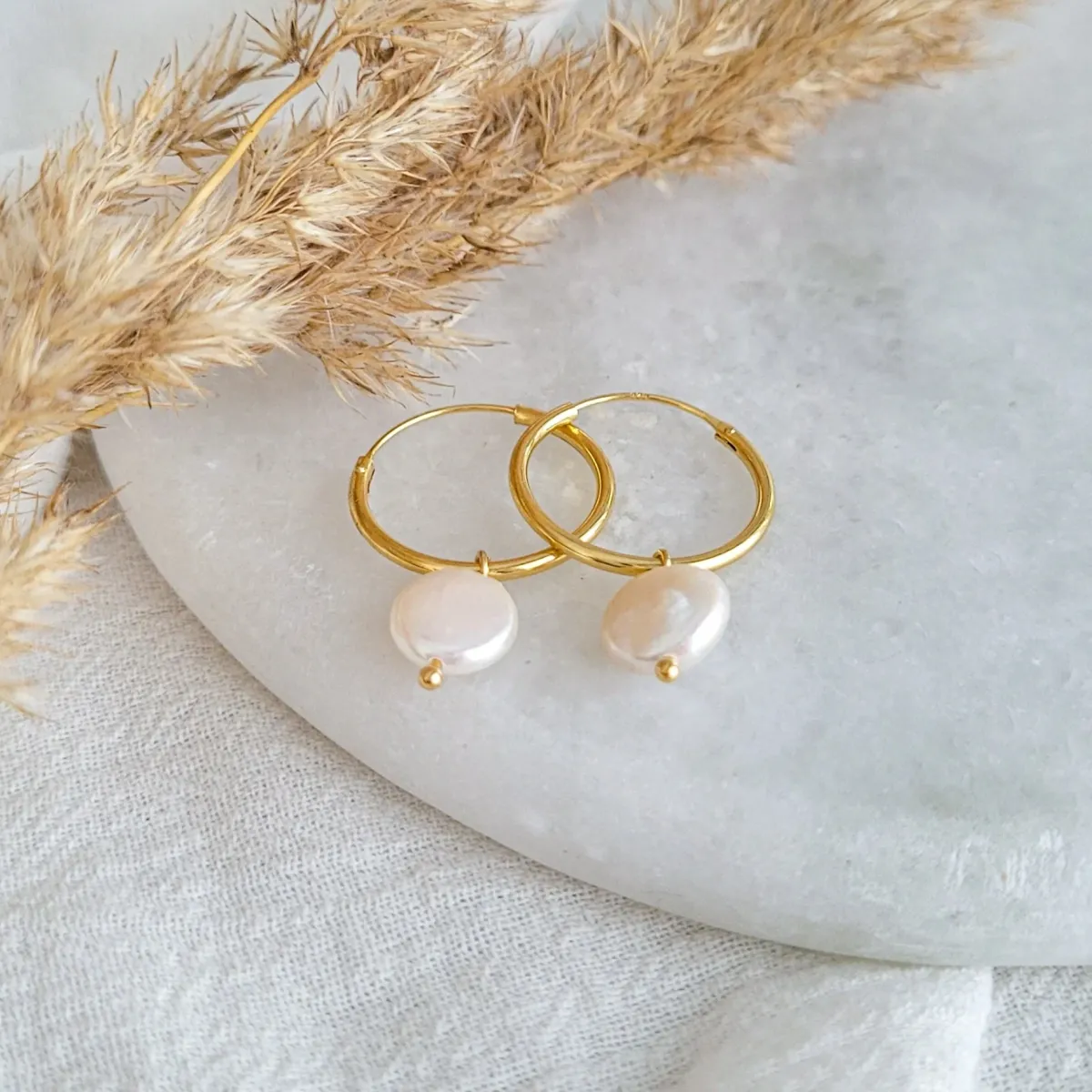 Avaimenperät|Korut>LiLa Design Pärla Hoops Golden hour